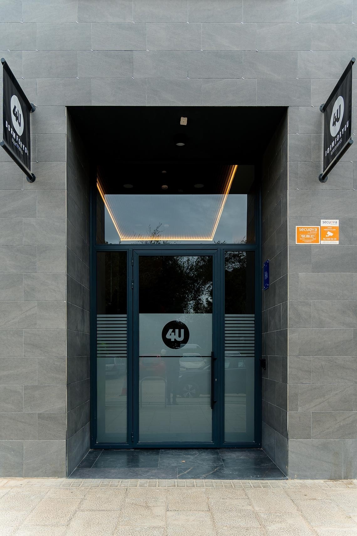 una puerta de vidrio con la palabra 4u encima