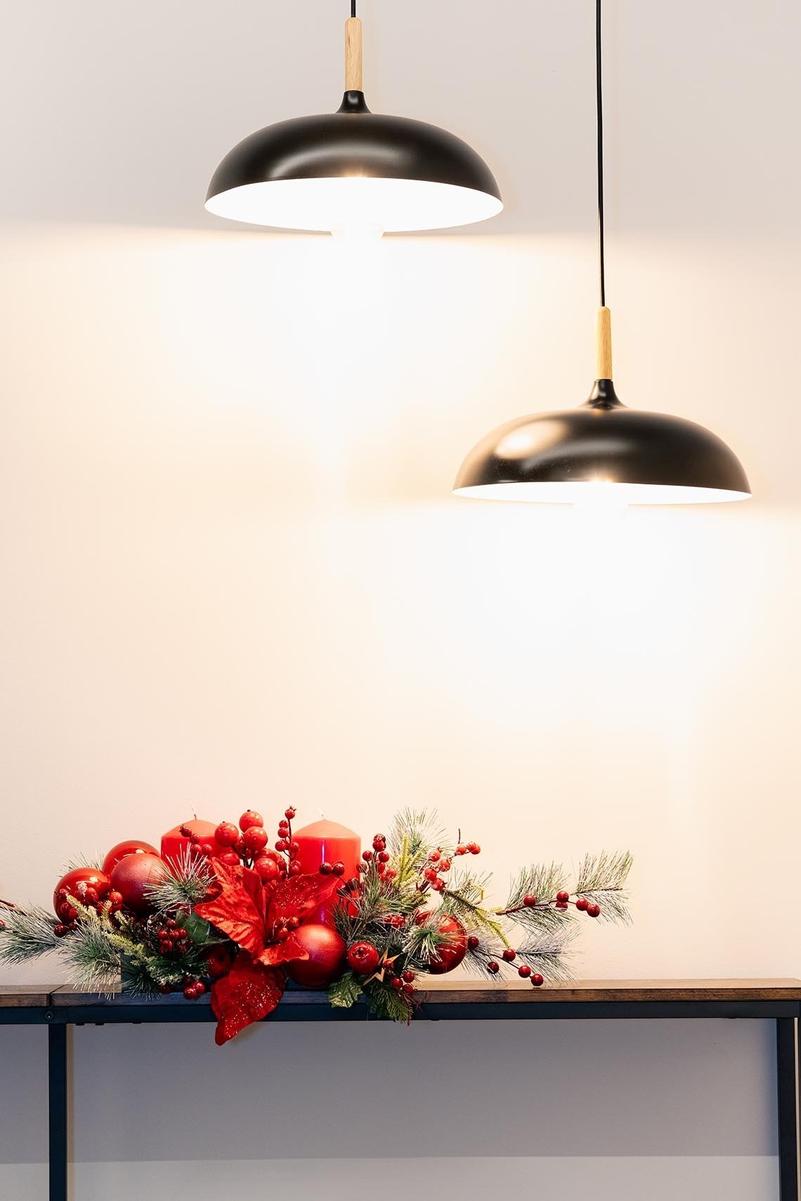 una mesa con velas rojas y decoraciones navideñas