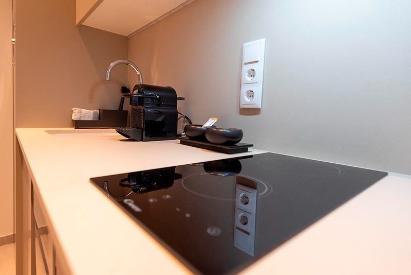 una cama con sábanas blancas y almohadas blancas