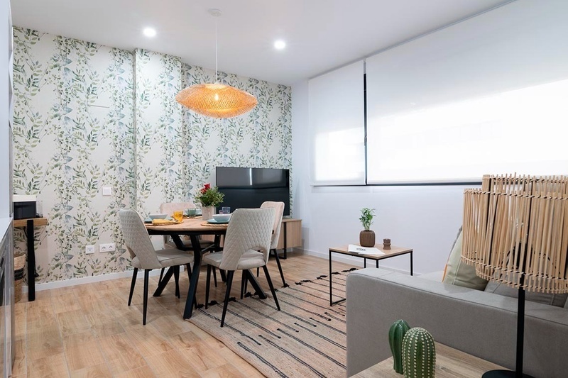 una cama con sábanas blancas y almohadas blancas