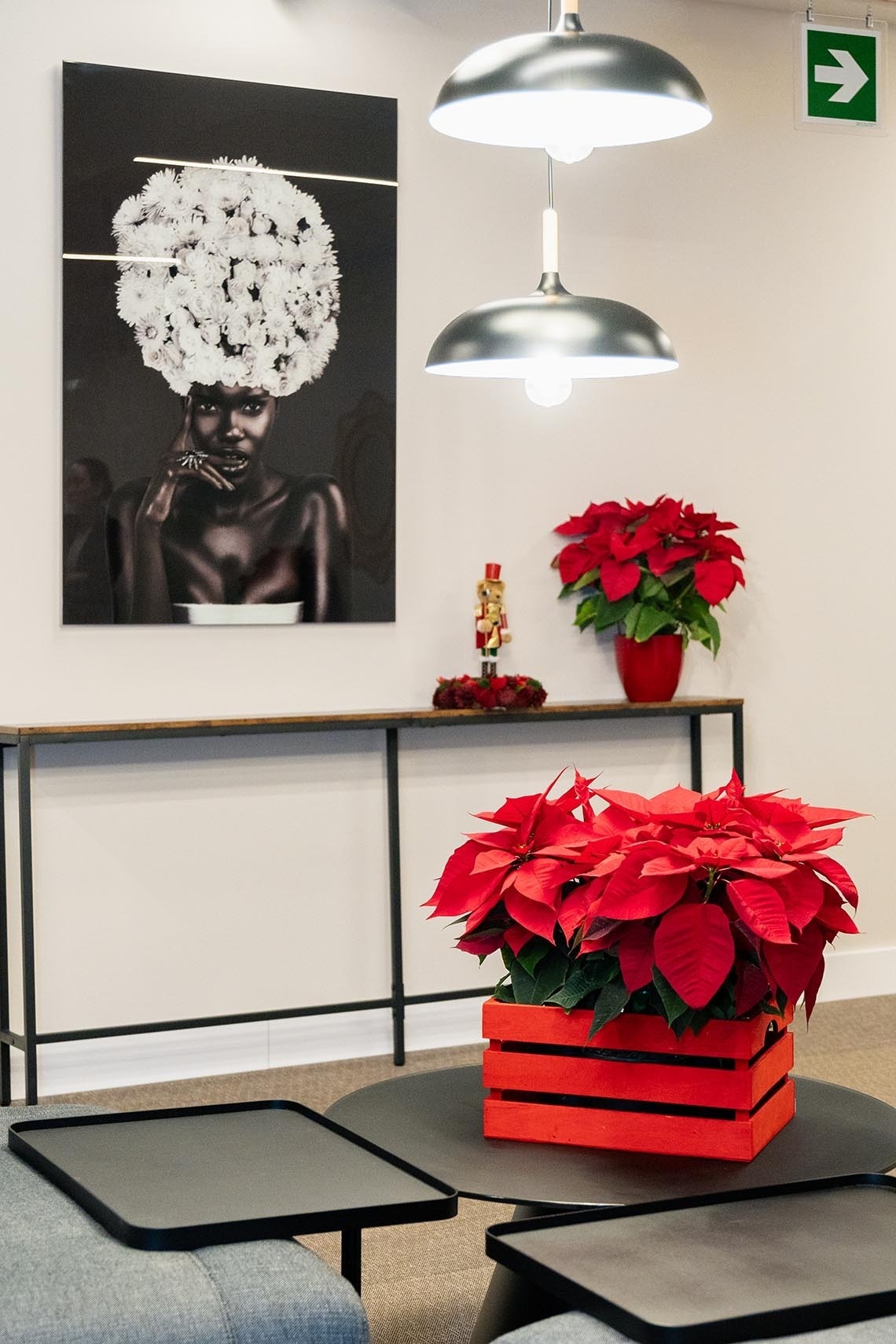 un cuadro de una mujer con flores en la cabeza