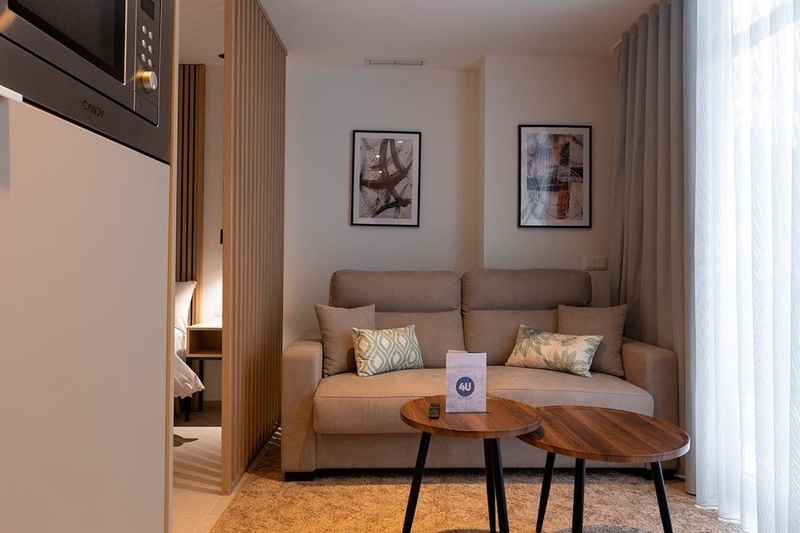 una cama con sábanas blancas y almohadas blancas