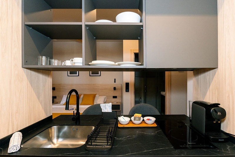 una cama con dos almohadas blancas y una cabecera de madera