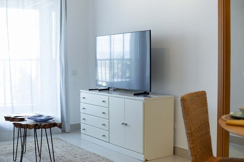una cama con dos almohadas blancas y una cabecera de madera
