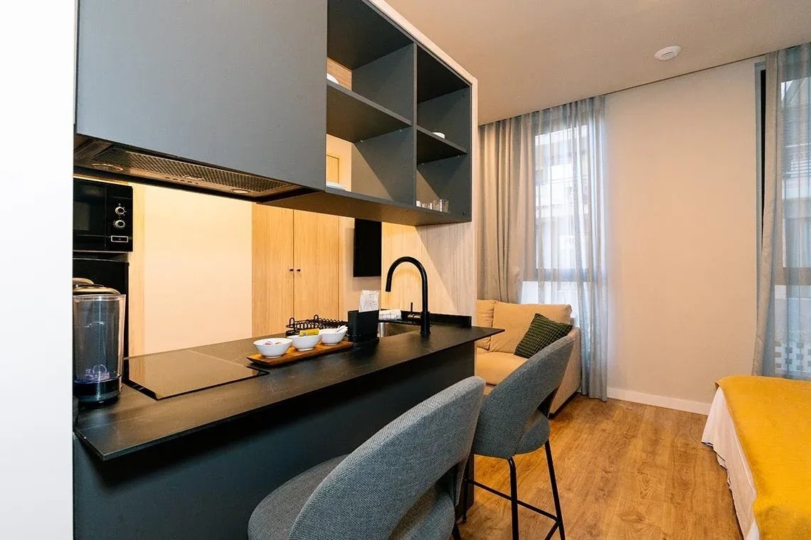 una cocina pequeña con un fregadero y un microondas