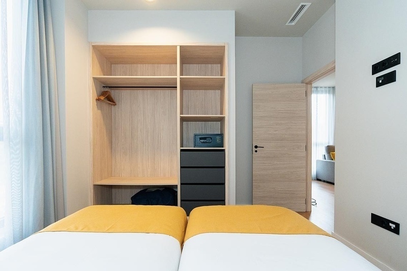 una cama con sábanas blancas y almohadas blancas