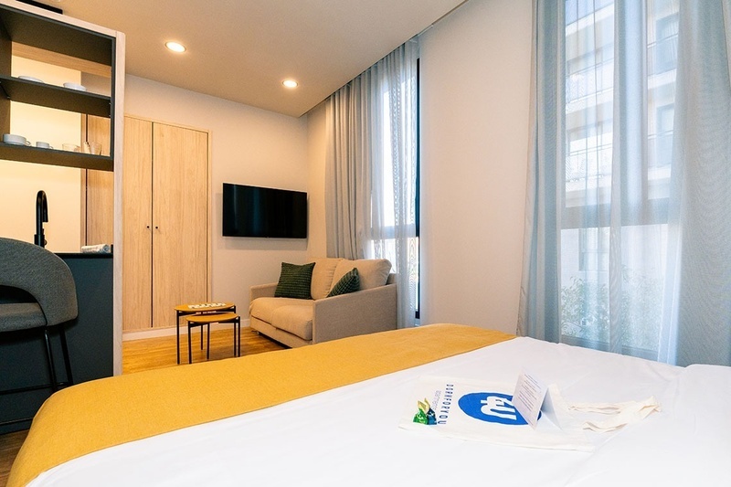 una cama con dos almohadas blancas y una cabecera de madera