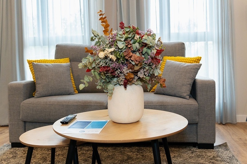 una habitación de hotel con dos camas y un sofá