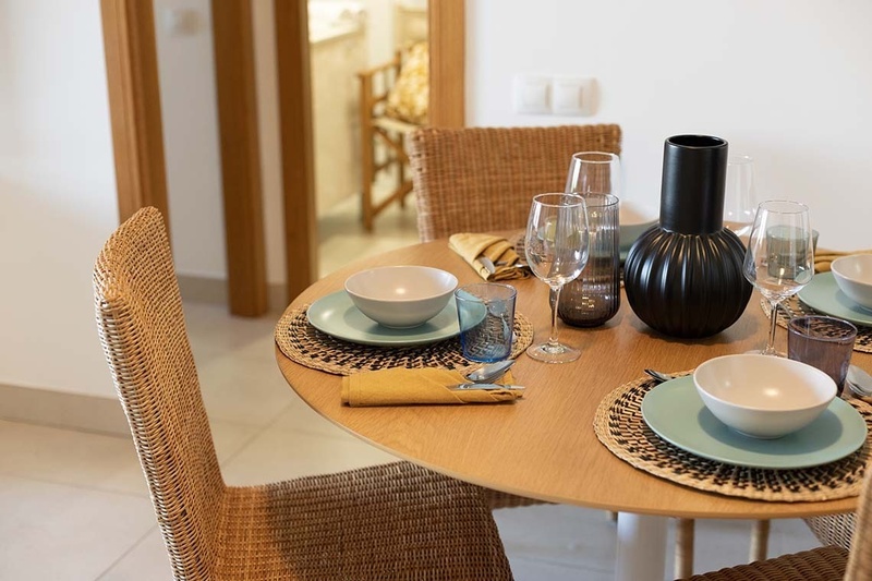 una cama con dos almohadas blancas y una cabecera de madera