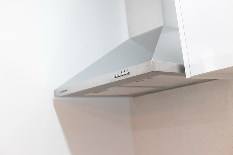 una cama con sábanas blancas y almohadas blancas