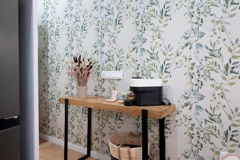 una cama con sábanas blancas y almohadas blancas