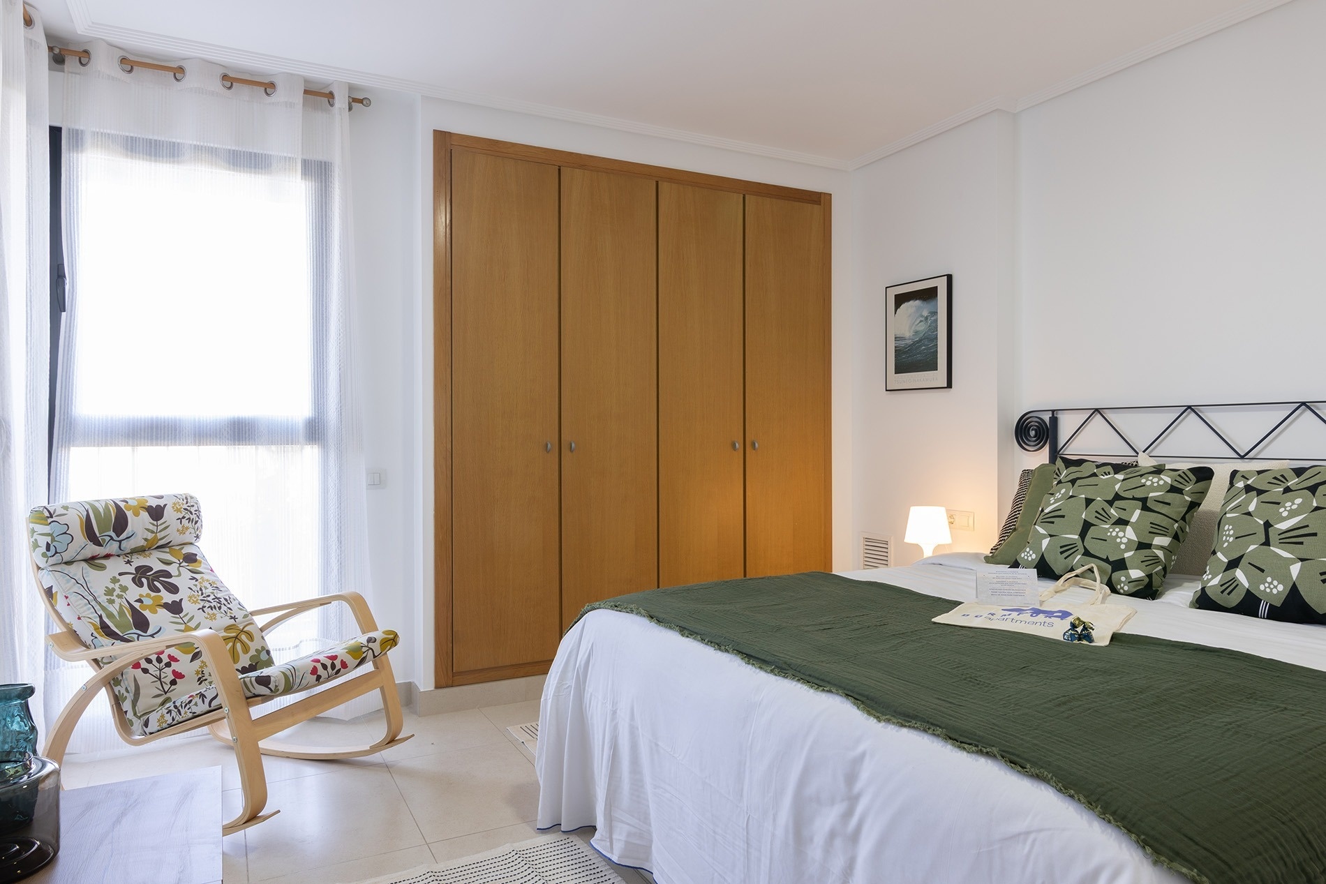 un cartel en la pared de un edificio que dice primus suites