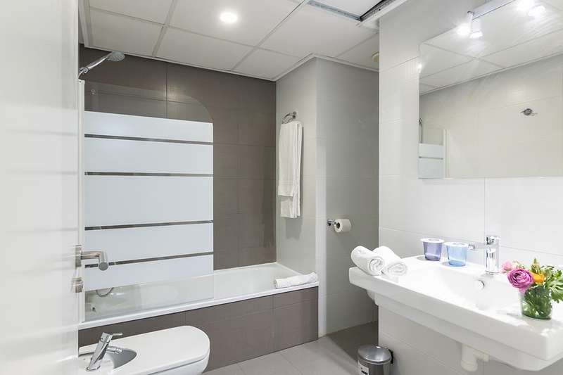 una cama con dos almohadas blancas y una cabecera de madera