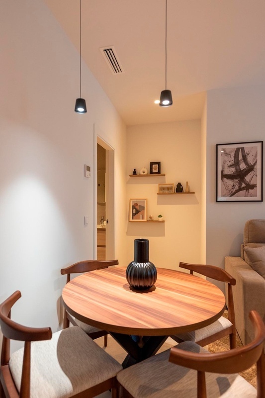 una cama con sábanas blancas y almohadas blancas