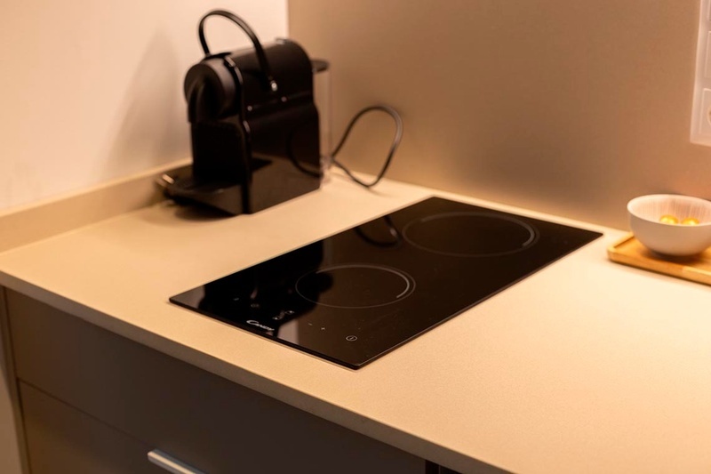 una cama con sábanas blancas y almohadas blancas