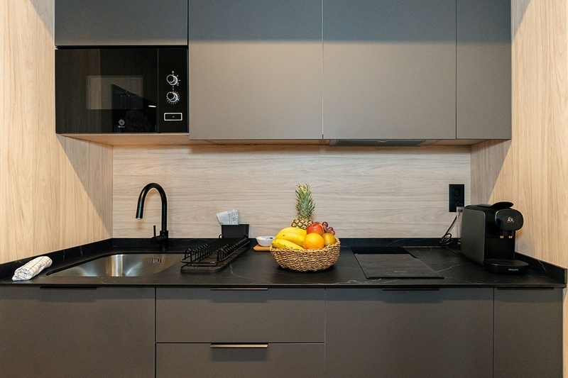 una habitación de hotel con dos camas y un sofá