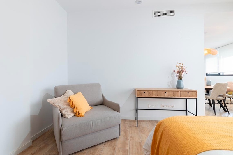 una cama con sábanas blancas y almohadas blancas