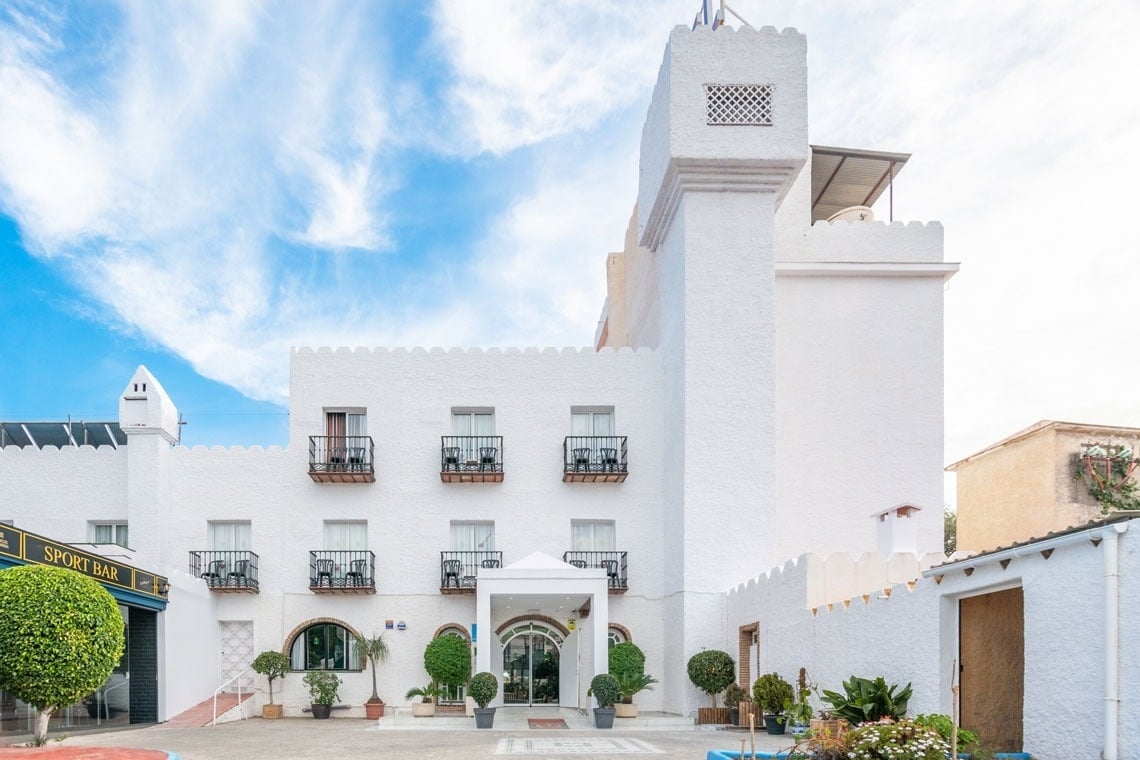 Overview of Hotel Grand Royal Park Cancun, pools, facilities and beach