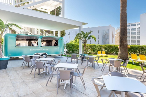 San Fermín by Dorobe: Snack bar and outdoor seating area at Dorobe Hotels, Torremolinos.