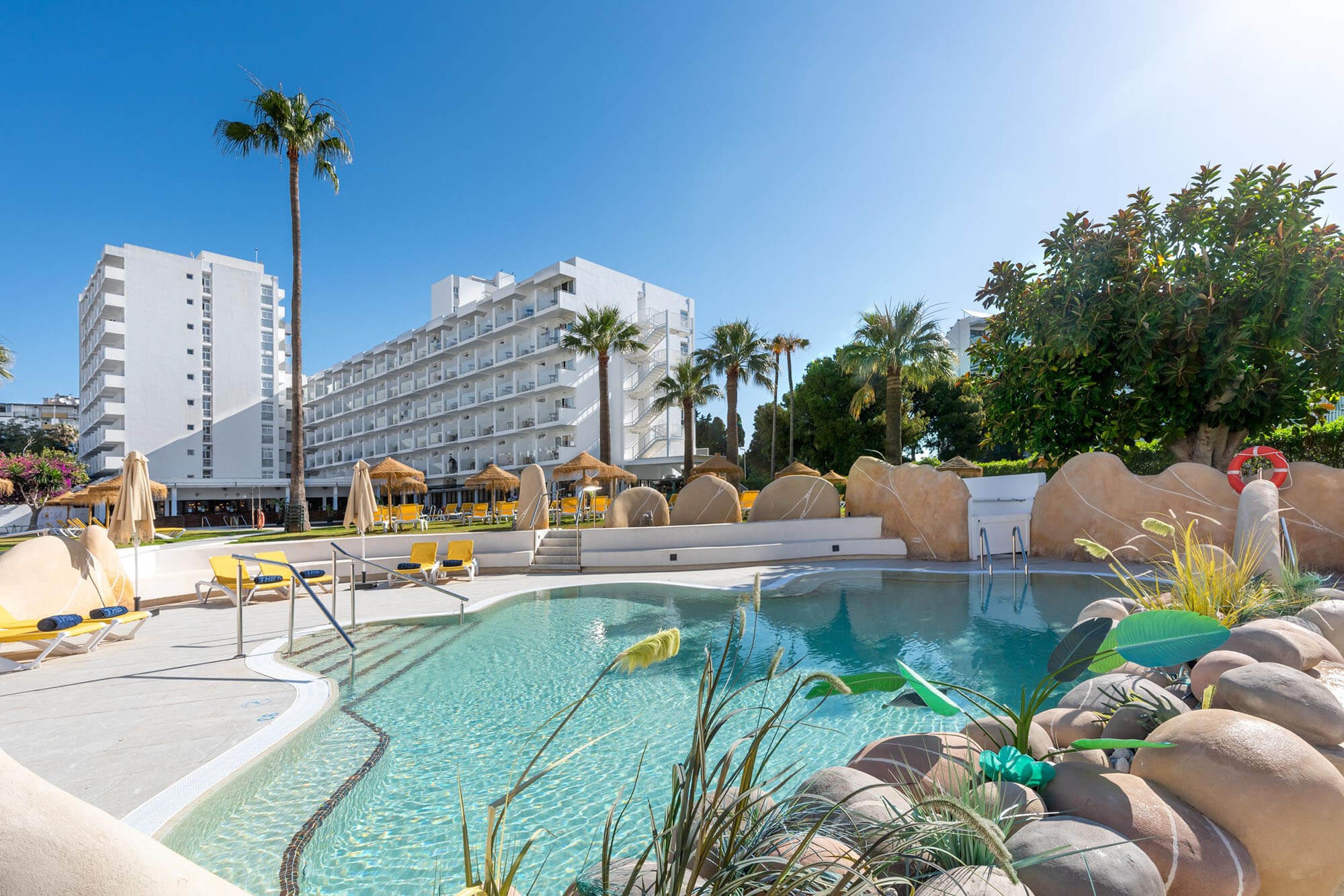 San Fermín by Dorobe: Poolside paradise with palm trees and sun loungers in Torremolinos.