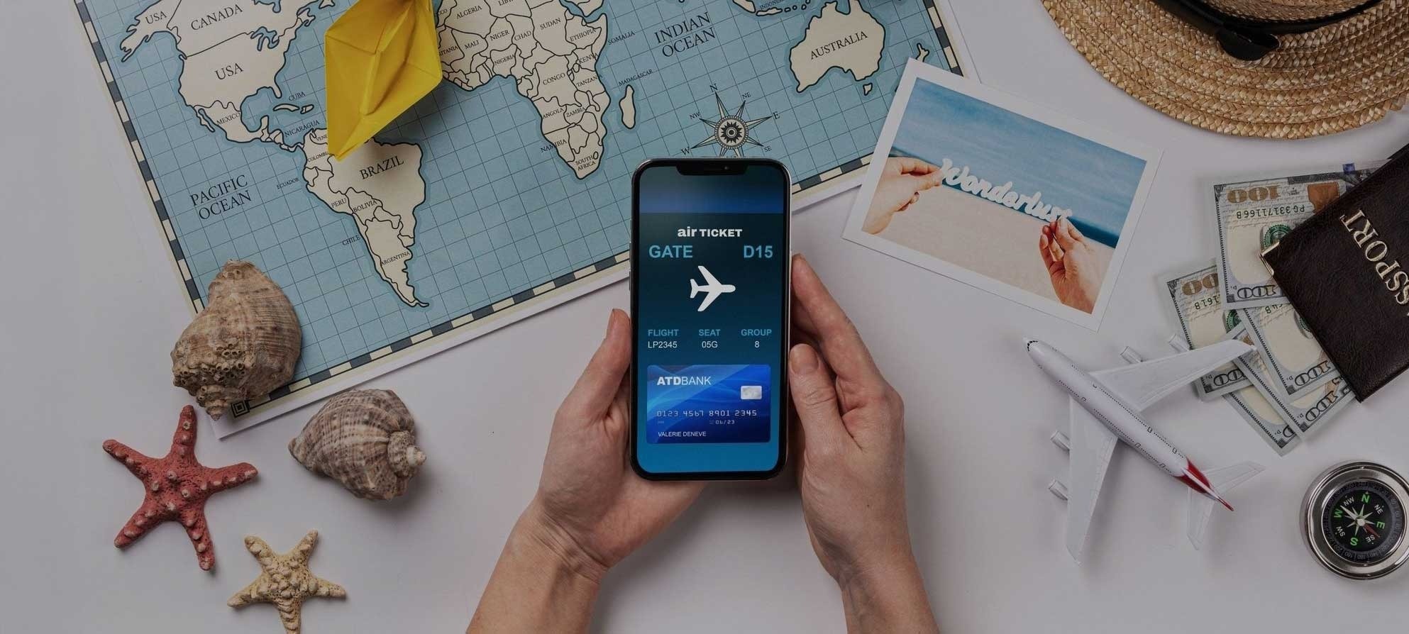 una persona sostiene un teléfono inteligente que muestra un boleto de avión en la pantalla