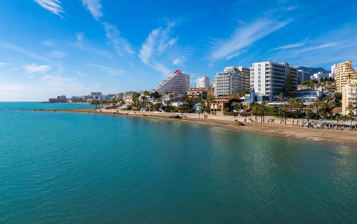 Vista de hotel Dorobe en la costa con mar turquesa y edificios modernos.