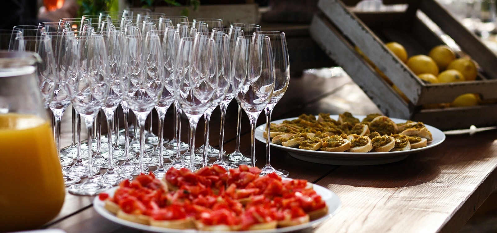 una mesa de madera con platos de comida y copas de vino
