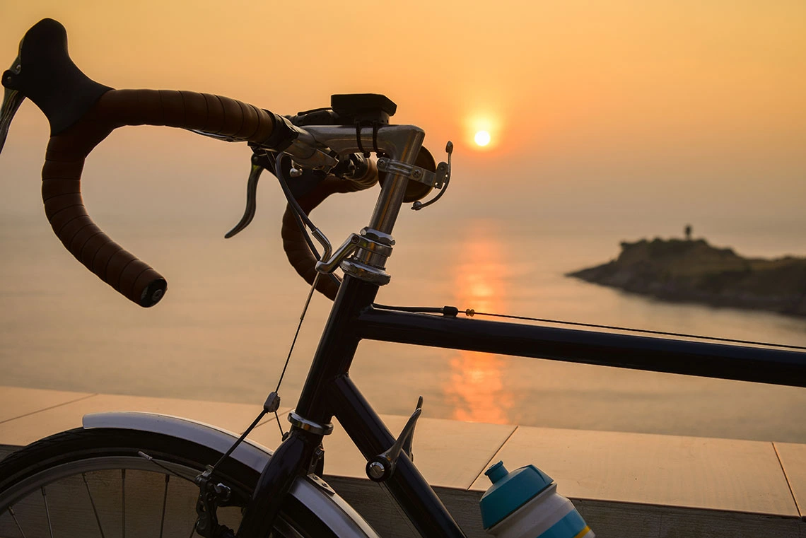 Bicicleta al atardecer junto al mar. Dorobe