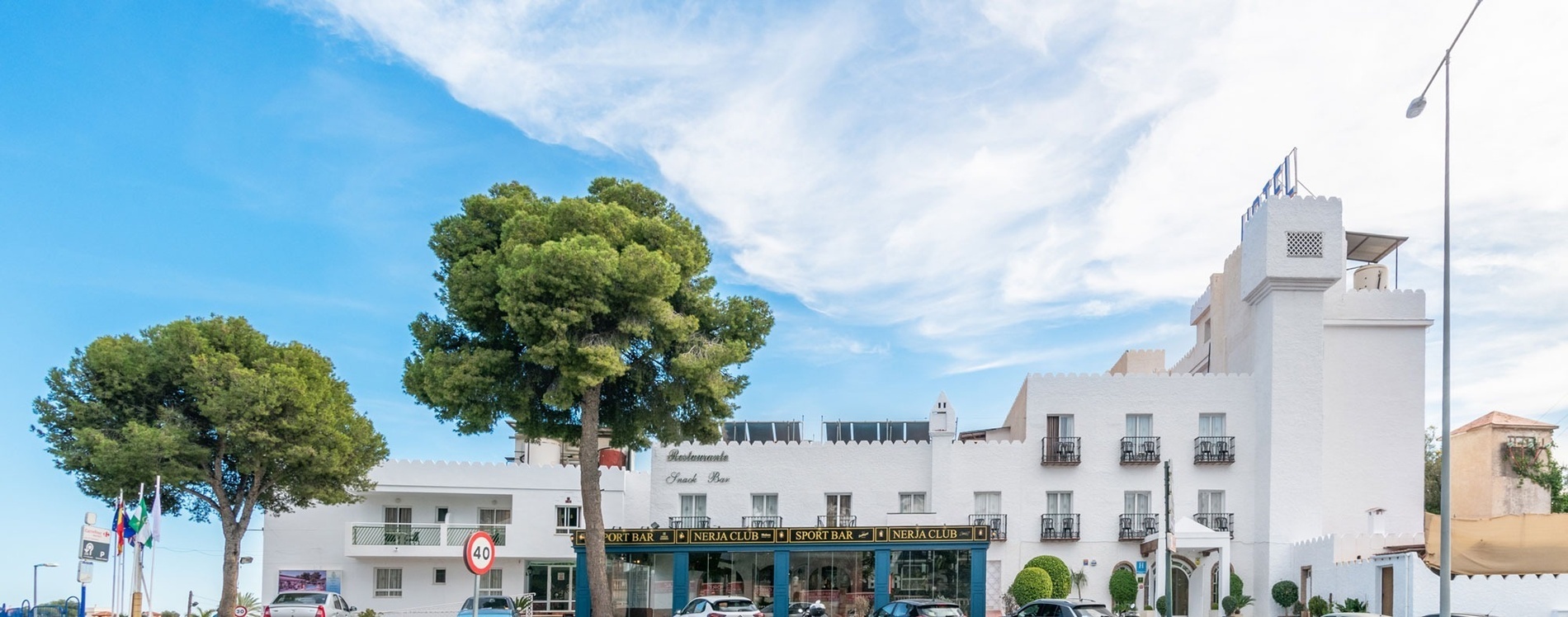 Panoramic view of the Grand Royal Park hotel with the Tripadvisor traveler&#39;s choice 2021 award logo