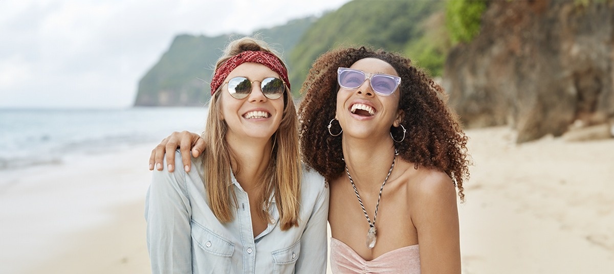 un hombre está sentado en el suelo usando una computadora portátil