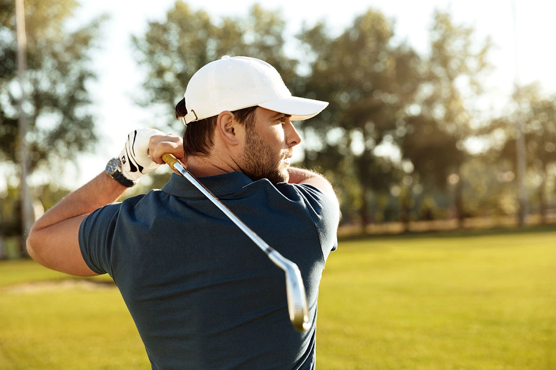 Jugador de golf preparándose para el golpe en campo verde con Dorobe