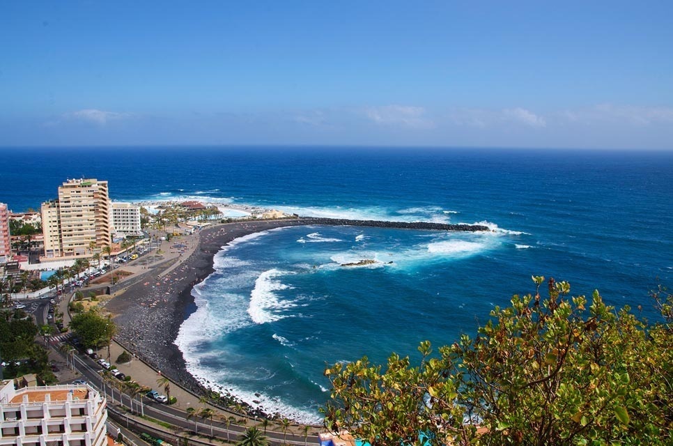 Vista de la Playa Martianéz desde el Mirador de La Paz