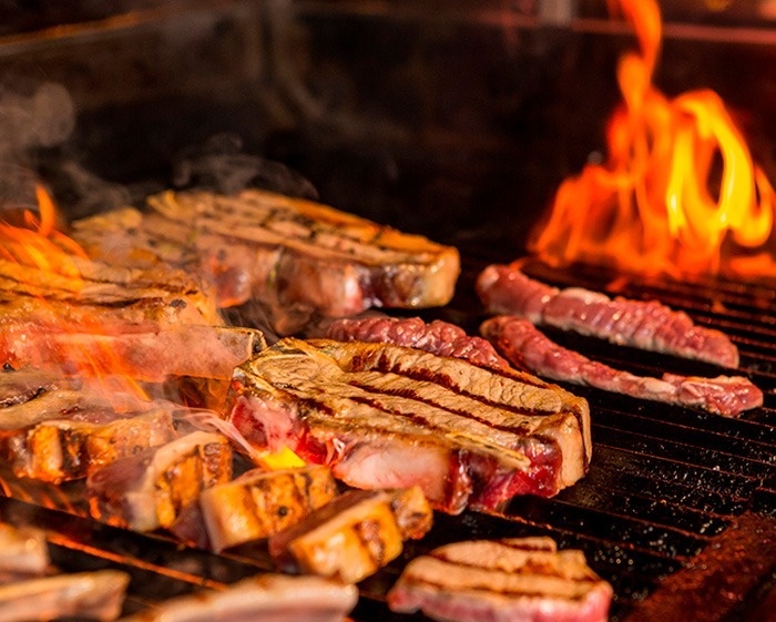 Verschiedene gegrillte Fleischstücke