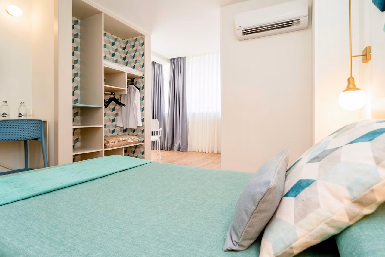 Vista general de habitación familiar en Hotel Gala Placidia. En Playa de Levante Benidorm