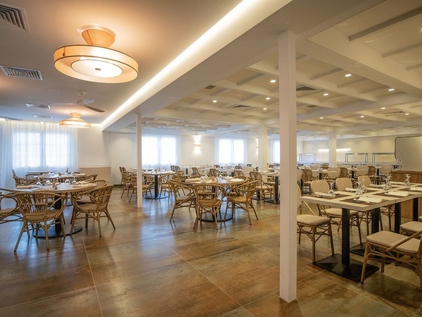 una gran sala de comedor con muchas mesas y sillas