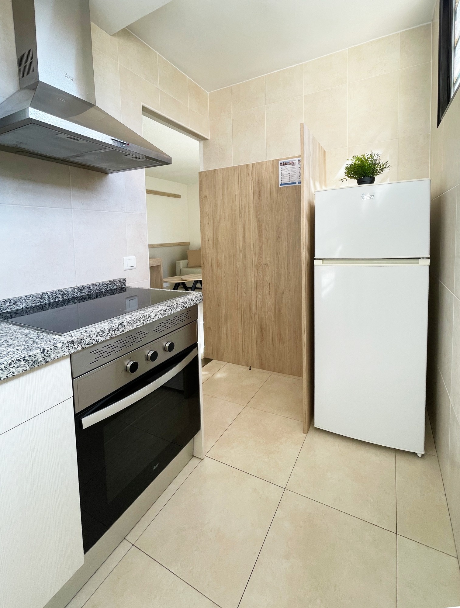 a kitchen with a sign on the wall that says " atencion "