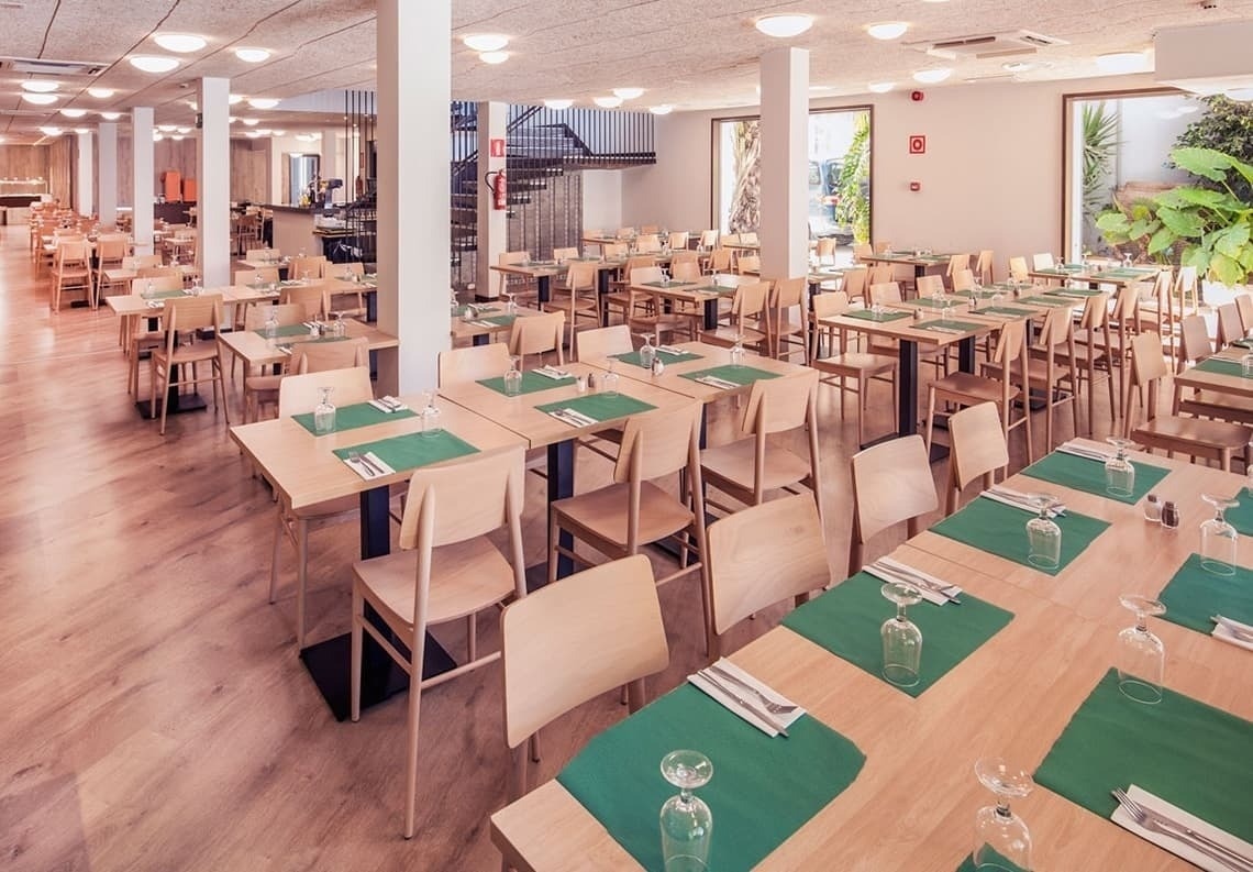 a restaurant with tables and chairs set up with green place mats
