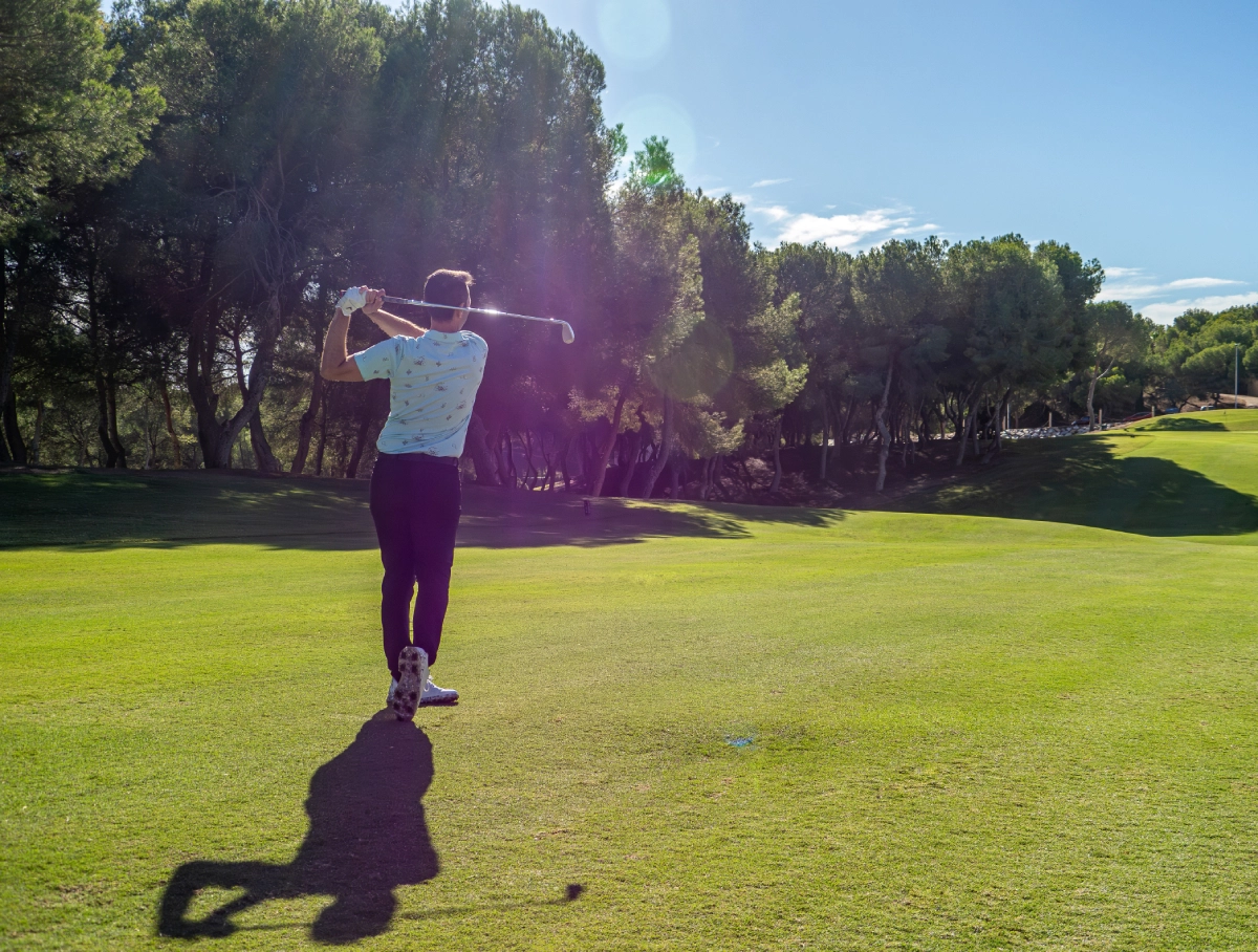 Améliorez votre swing sur les parcours de golf situés près de l' Hotel Montepiedra à Orihuela Costa.