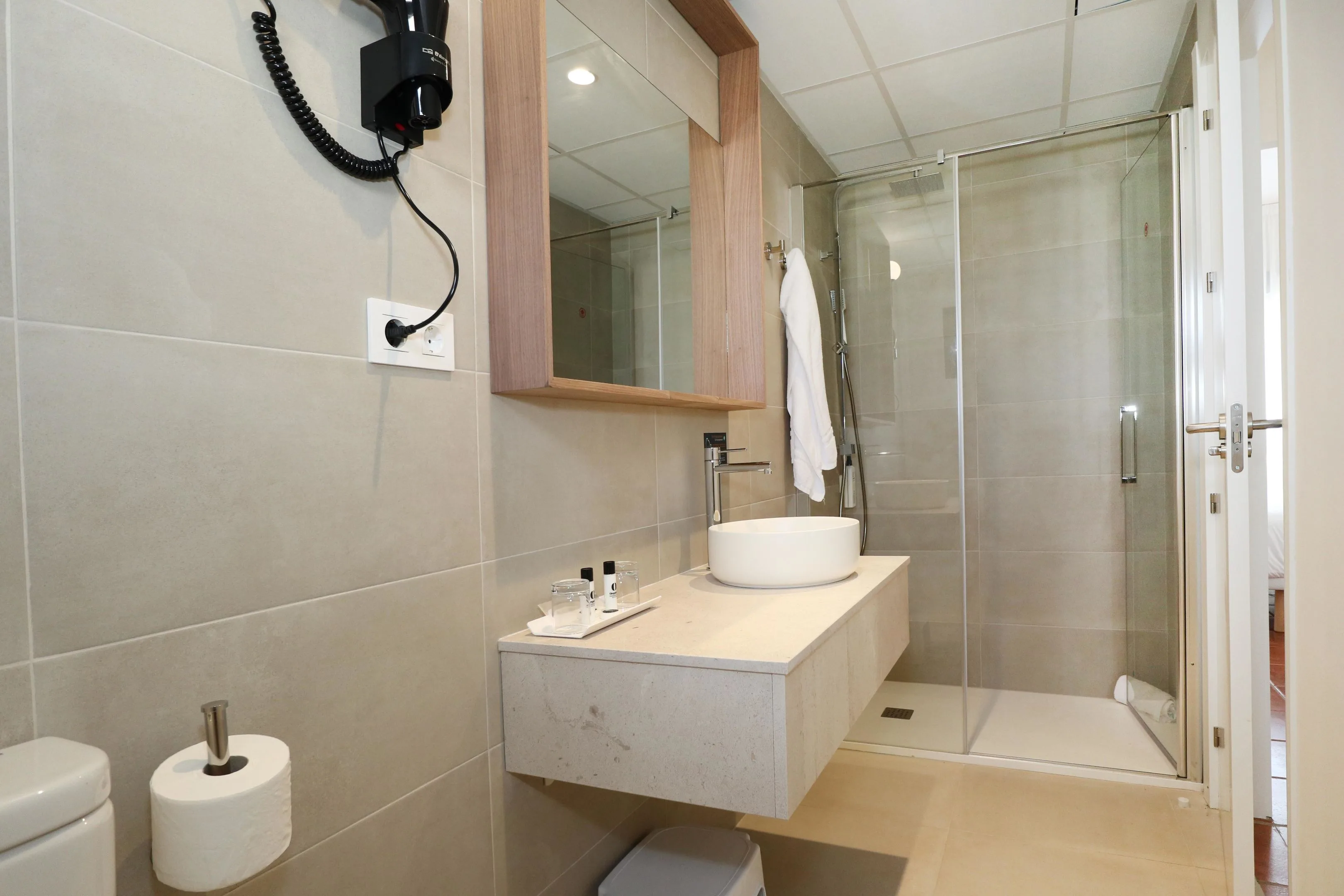 Cuarto de baño moderno, amplio y con ducha de la Habitación Premier del Hotel Montepiedra en Orihuela Costa