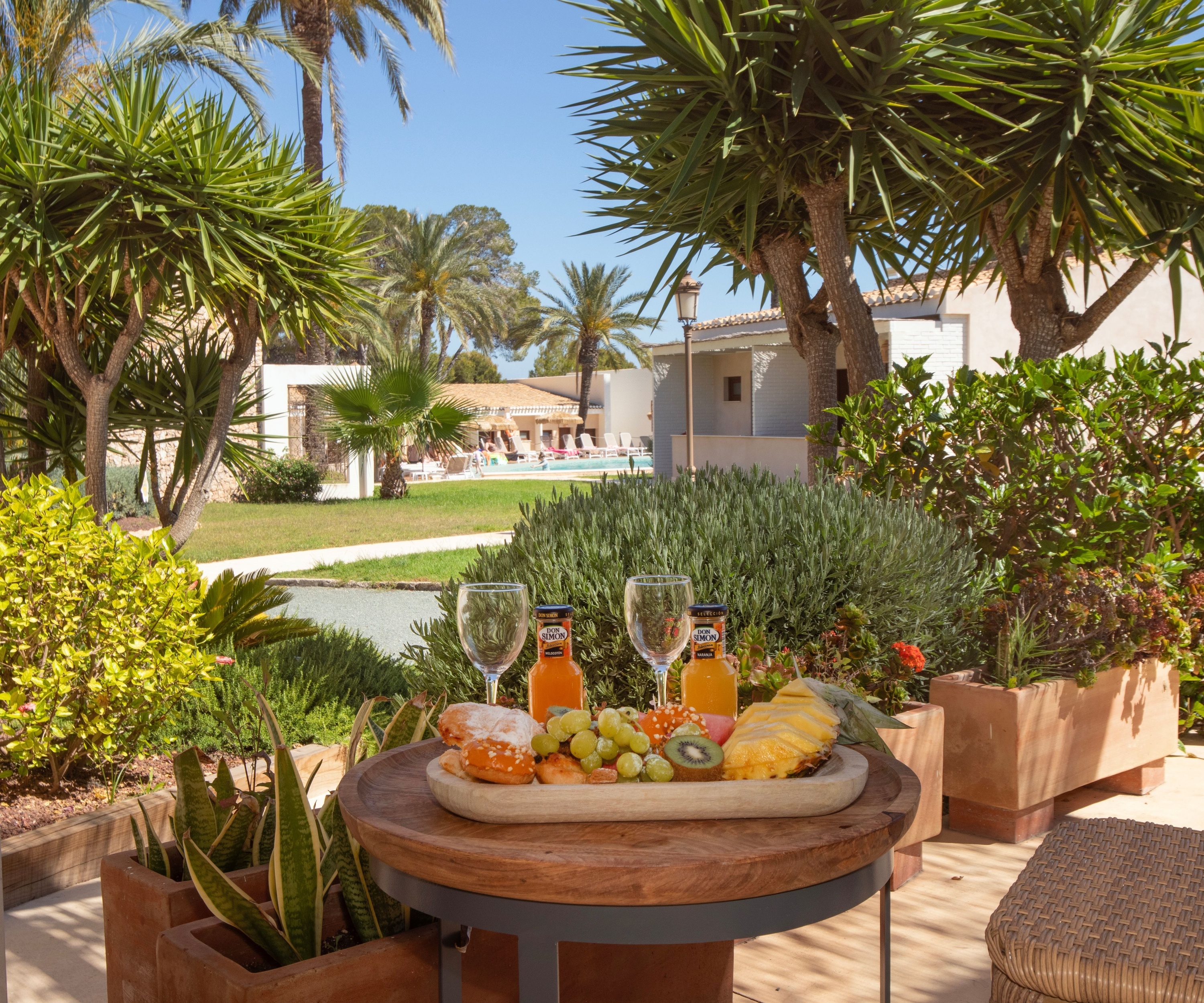 Desayuno saludable frente a la piscina, ideal para una estancia Dynastic Corporativa.
