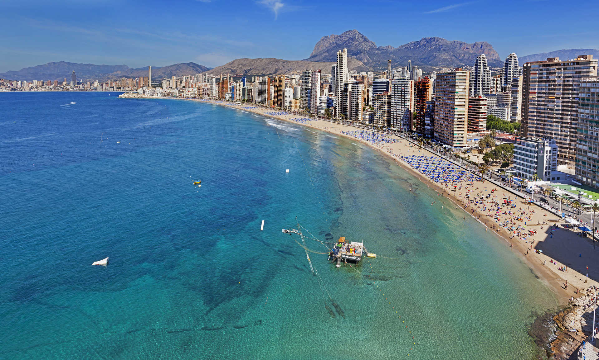 Benidorm: playa y rascacielos, un destino de ensueño para tu estancia en Dynastic Hotel & SPA.
