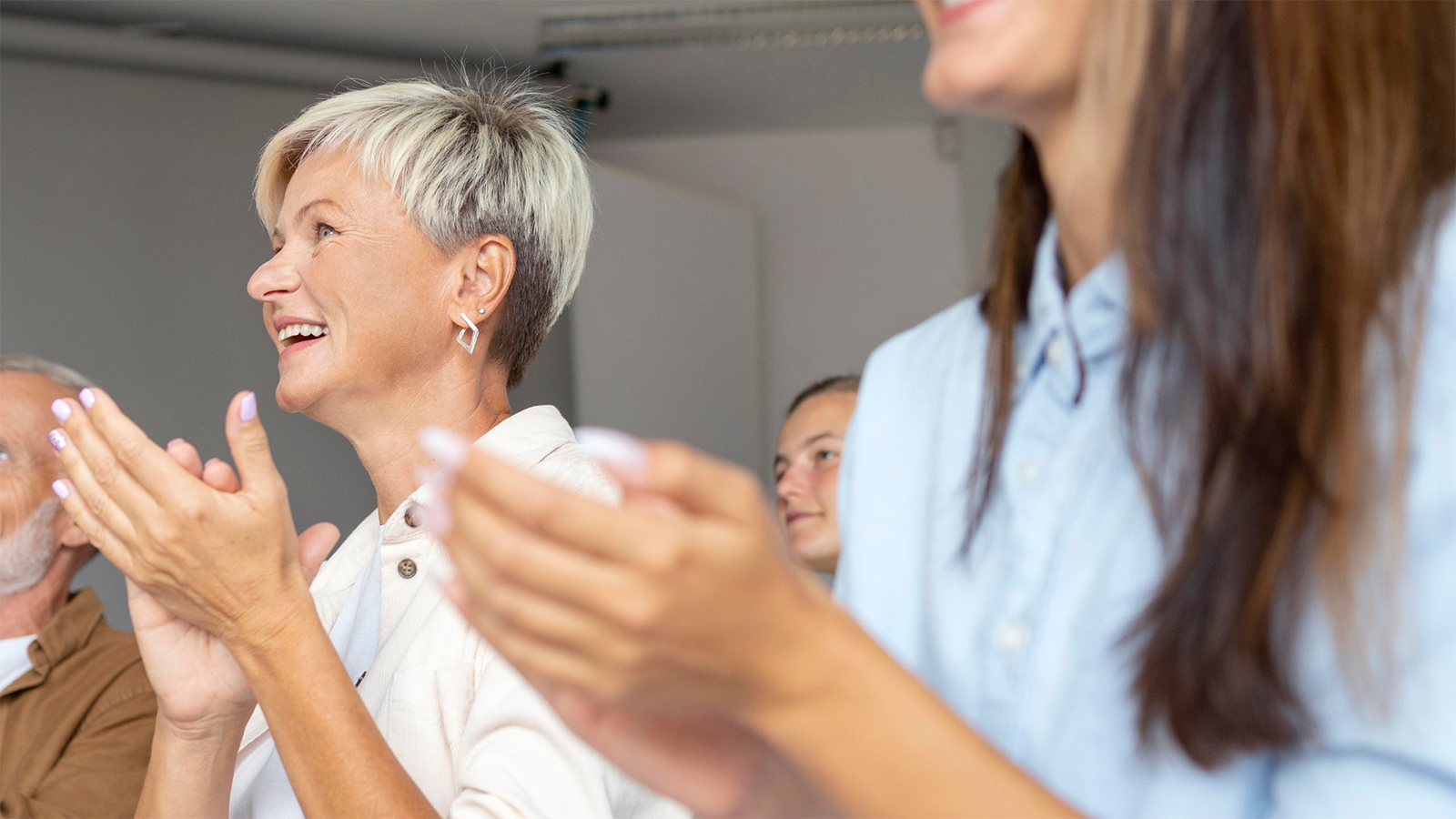 un hombre sostiene una pelota de golf en un campo de golf