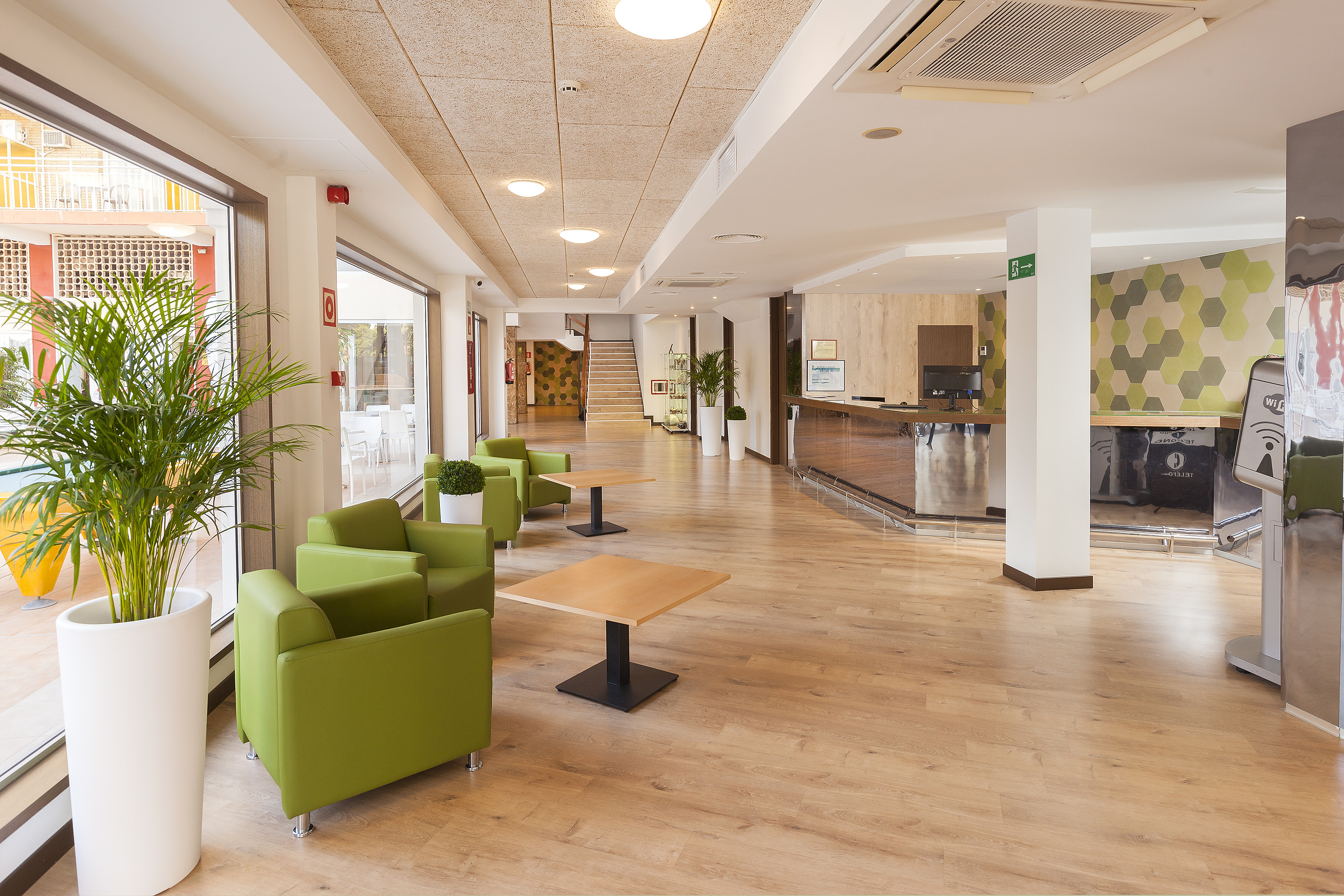 24-hour front desk service at Hotel Gala Placidia in Benidorm