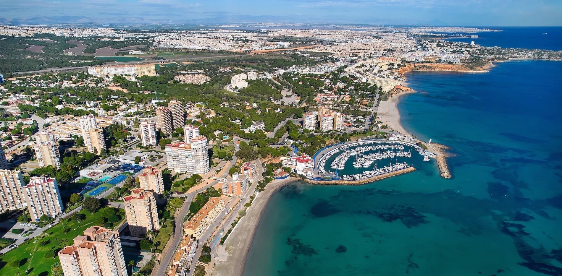 una vista aérea de un puerto con muchos barcos amarrados