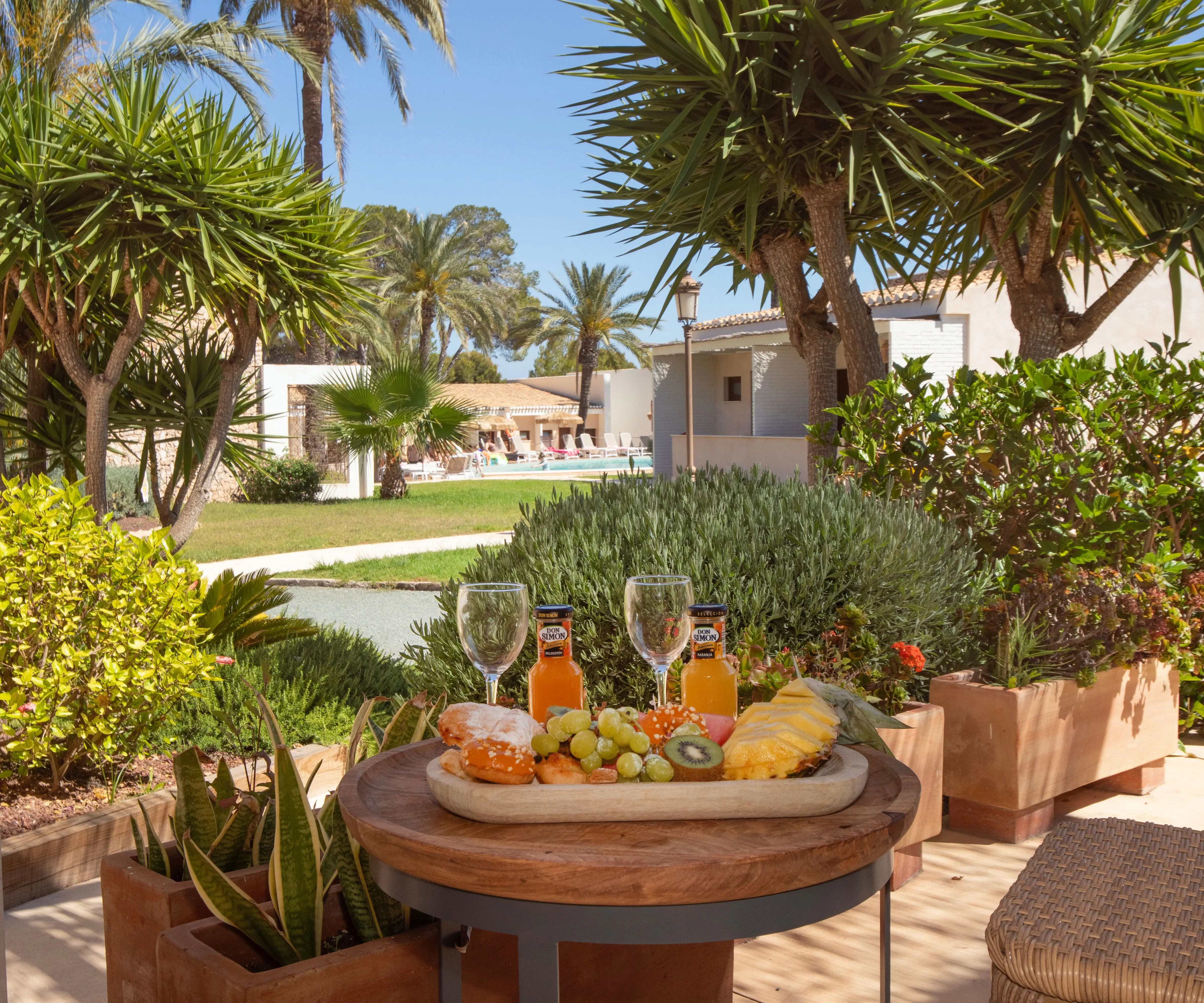 Amplia terraza exterior con jardín de la Habitación Gran Confort del Hotel Montepiedra en Orihuela Costa