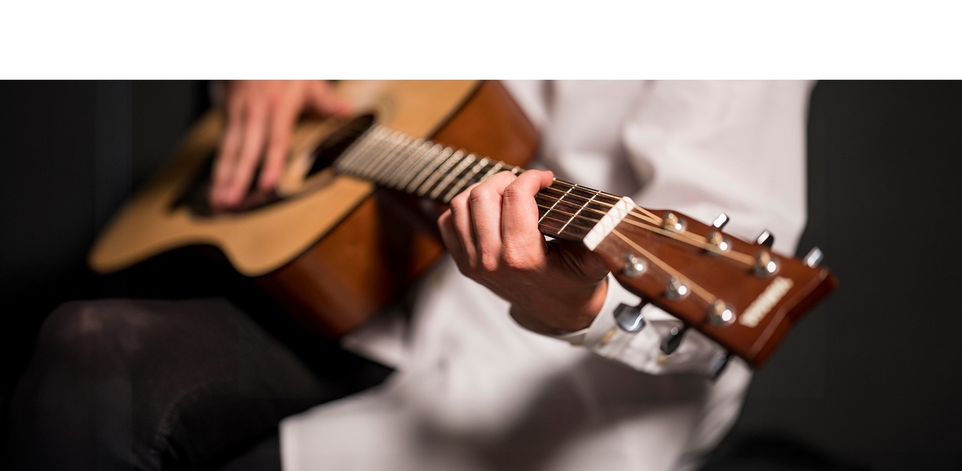 un primer plano de una persona tocando una guitarra yamaha