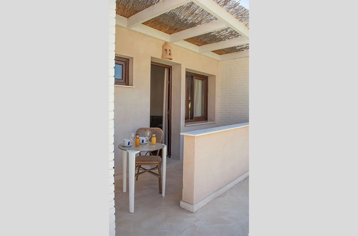 Varanda com mesa e cadeiras para tomar o pequeno-almoço, ideal para o Dynastic Resorts.