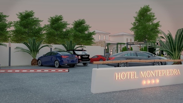 algunos autos están estacionados en el hotel montepiedra