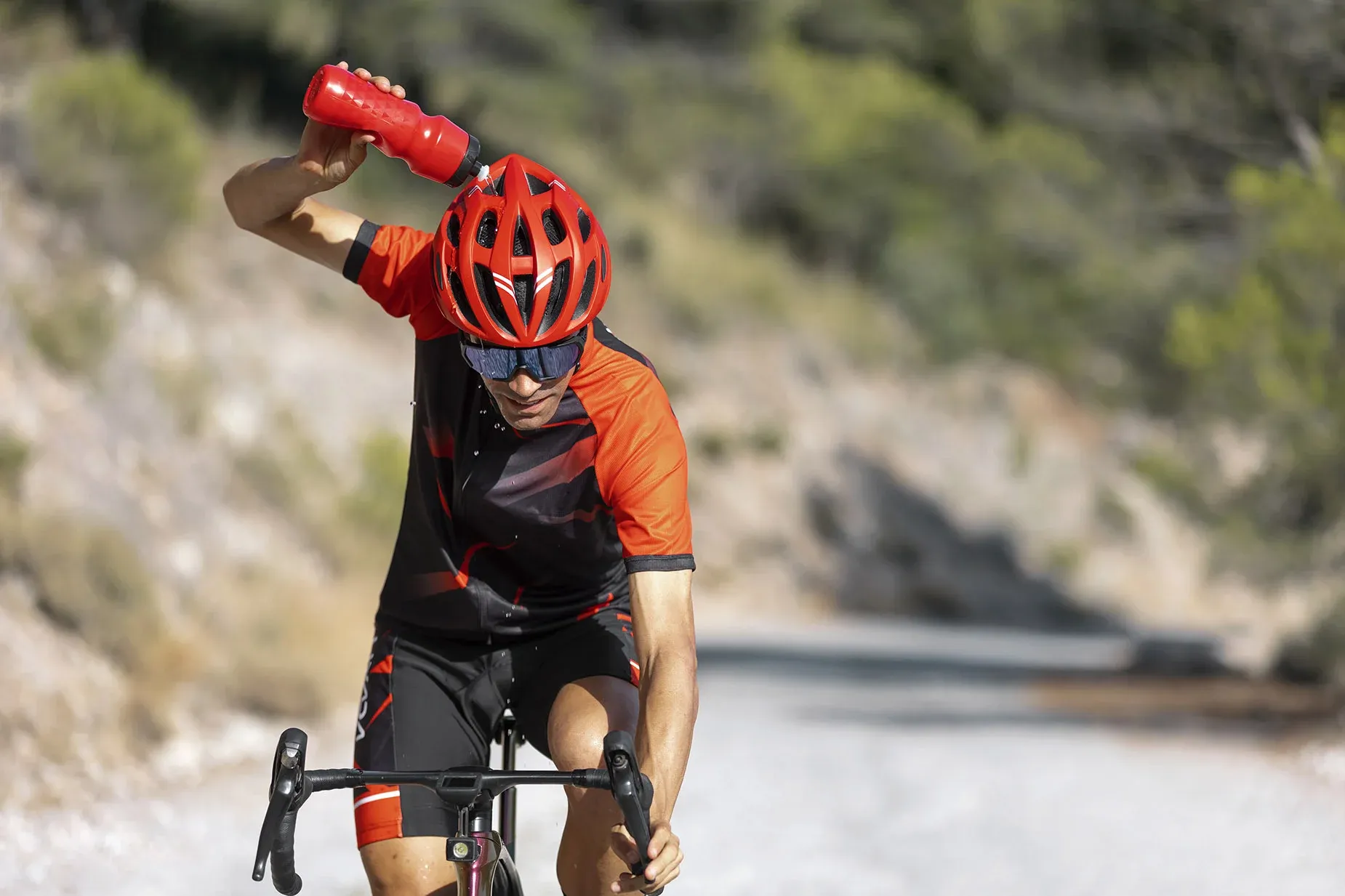 Ciclista se refresca con agua enDynastic Corporativa