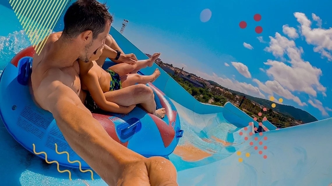 um grupo de pessoas está andando em um toboágua em um parque aquático